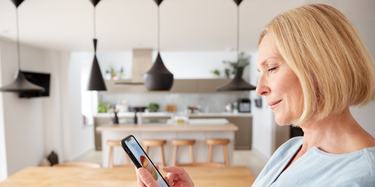 Frau mit Smartphone